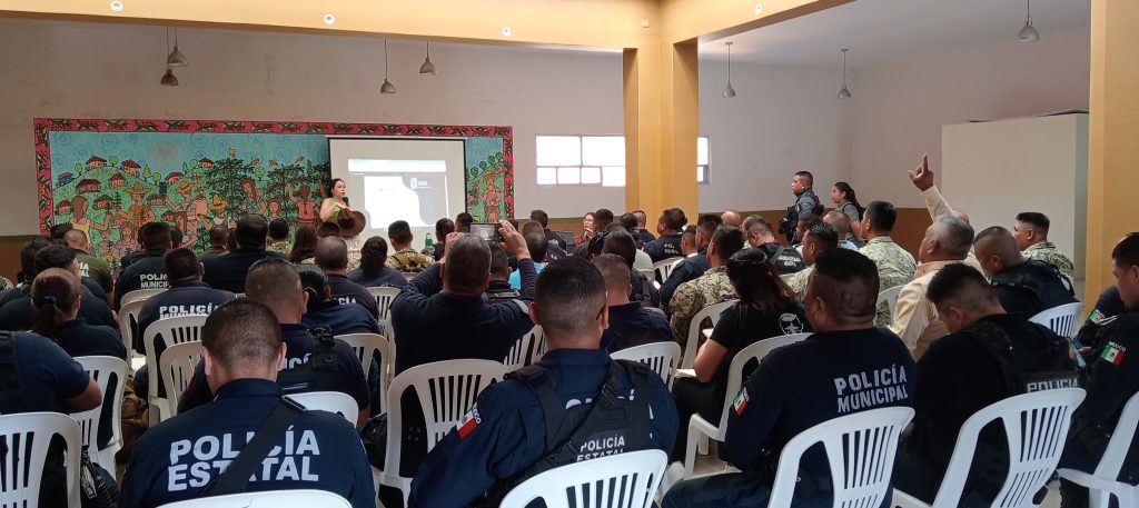 CAPACITAN A POLICÍAS MUNICIPALES DE XICOTEPEC EN MESA DE SEGURIDAD