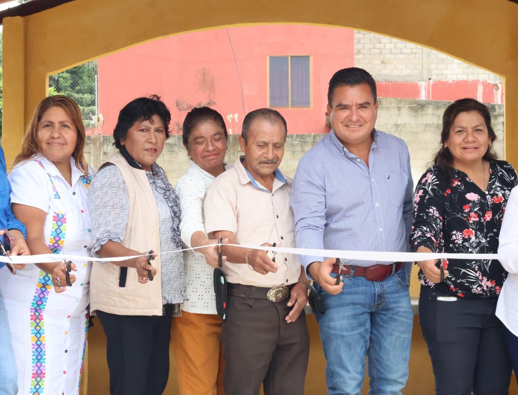 INAUGURAN PARADERO EN LA COLONIA LA ESPERANZA