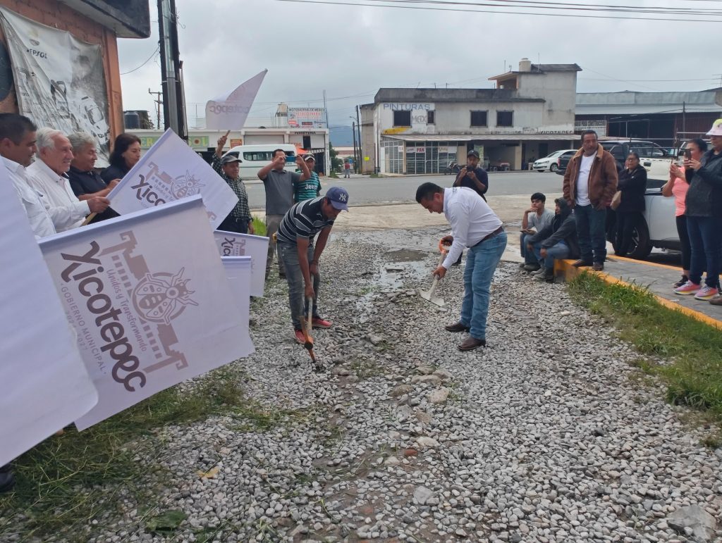 COMIENZA PAVIMENTACIÓN DE CALLE CERRADA DE MINA EN COLONIA LA RIVERA