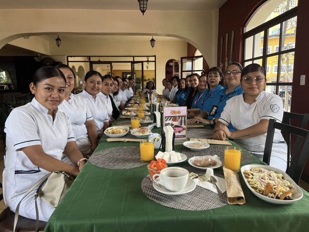 DIF RECONOCE A ESTUDIANTES DE ENFERMERÍA POR SERVICIO A LA COMUNIDAD