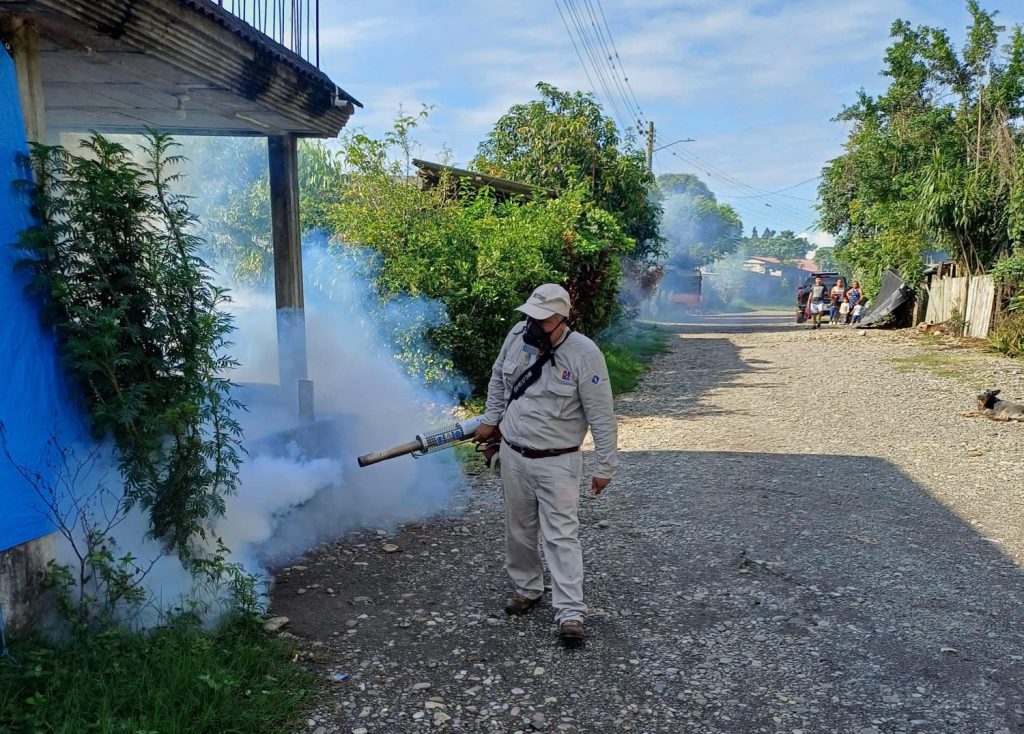 APLICAN FUMIGACIÓN CONTRA EL DENGUE EN SANTA RITA GRACIAS A TRABAJO COORDINADO