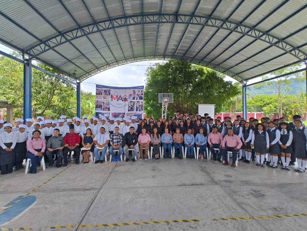 CAPACITAN A ALUMNOS DE LA CEIBA CON CARRERAS DEL CECADE XICOTEPEC