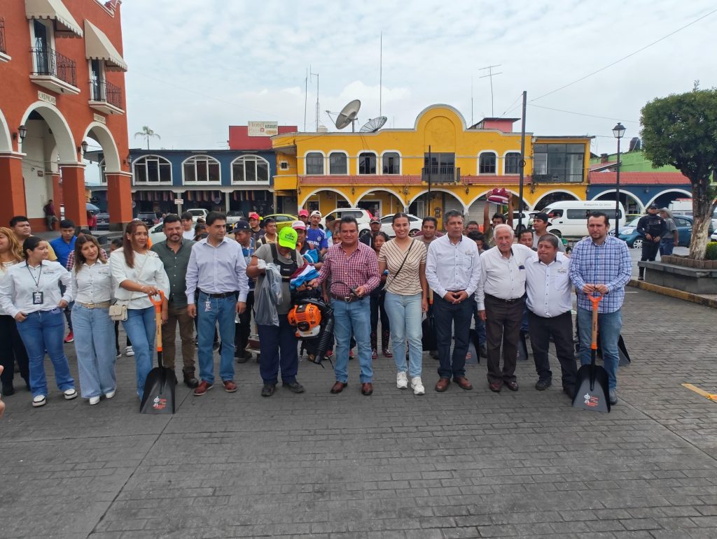 DOTAN AL SERVICIO DE LIMPIA DE CONTENEDORES METÁLICOS, UNIFORMES Y HERRAMIENTAS PARA EFICIENTAR SU LABOR