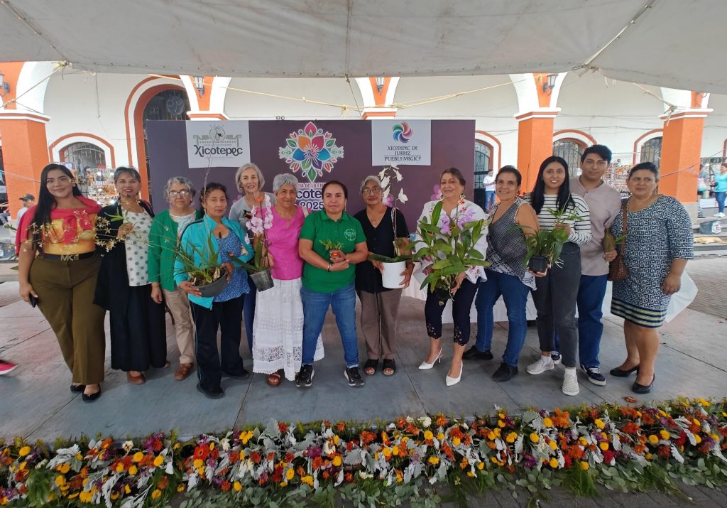 IMPARTEN TALLER SOBRE ORQUÍDEAS DURANTE LA PRIMERA FERIA DE LA FLORICULTURA XICOTEPEC 2025