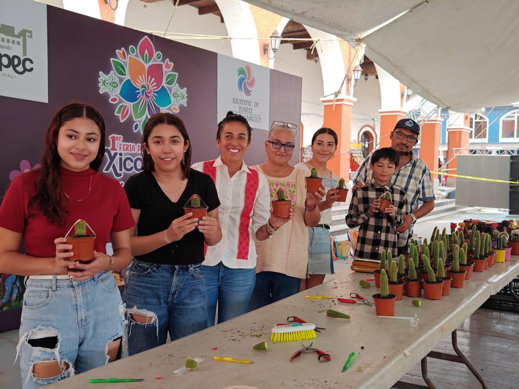 FOMENTAN EL CULTIVO DE INJERTOS CON CACTUS DURANTE LA PRIMERA FERIA DE LA FLORICULTURA XICOTEPEC 2025
