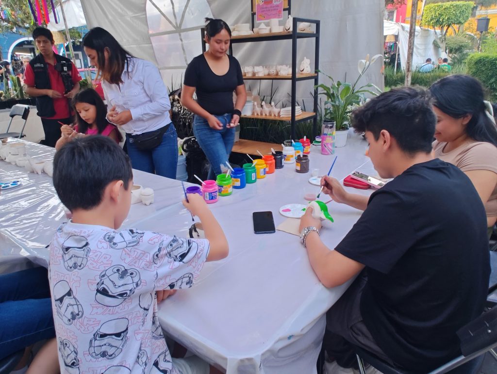 NIÑOS Y JÓVENES APRENDEN DECORADO DE MACETAS EN PRIMERA FERIA DE LA FLORICULTURA XICOTEPEC 2025