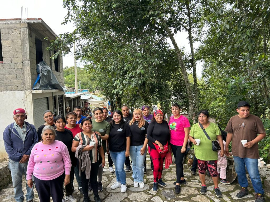 COMERCIANTES Y TURISMO XICOTEPEC REALIZAN FAENA EN SENDERO DE LA CRUZ CELESTIAL