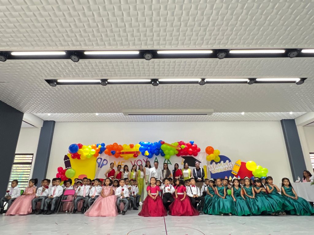 EGRESAN NIÑAS Y NIÑOS DE CAICS CON LA PRESIDENTA DEL DIF ELY ORTIZ DE BARRAGÁN COMO MADRINA DE GENERACIÓN