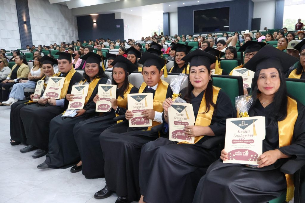 SE GRADÚA LA GENERACIÓN 2024-2025 DEL CECADE XICOTEPEC CON SRA. ELY ORTIZ DE BARRAGÁN COMO MADRINA