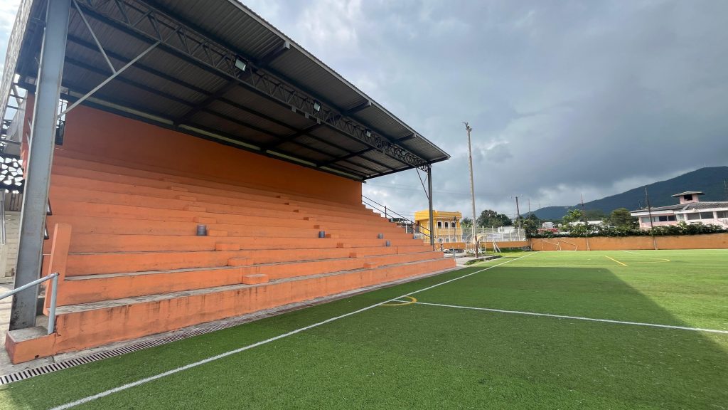 REALIZAN FAENA COMUNITARIA EN CAMPO “RUBÉN GONZÁLEZ” PARA CUIDADO DEL ESPACIO