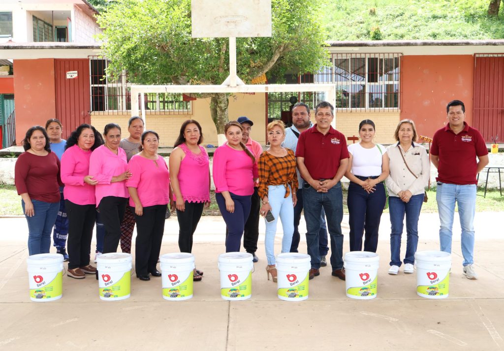 ENTREGAN PINTURA A BENEFICIO DE TELESECUNDARIA “MIGUEL HIDALGO Y COSTILLA”