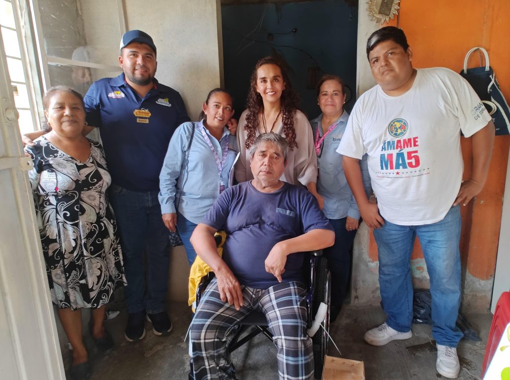 PERSONAS CON DISCAPACIDAD RECIBEN SILLA DE RUEDAS