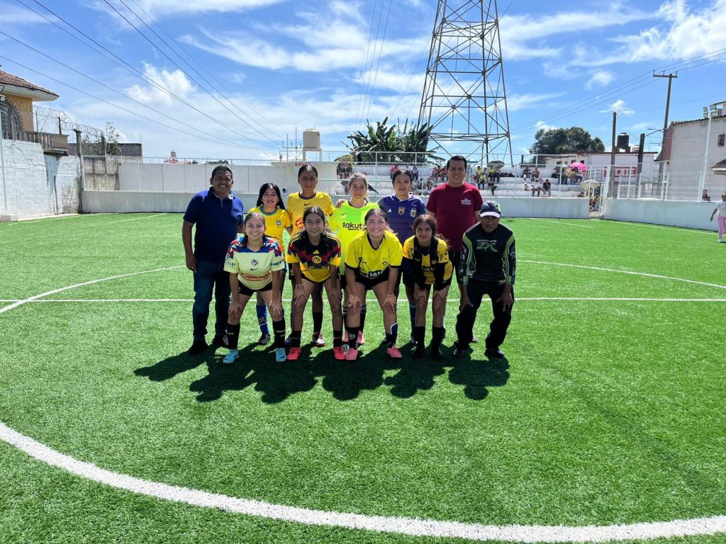 SELECCIÓN FEMENIL DE FUTBOL, CAMPEONA DE TORNEO EN HUAUCHINANGO