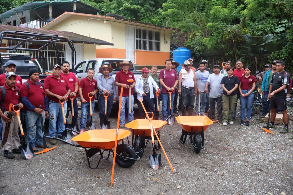 ENTREGAN HERRAMIENTAS Y REALIZAN FAENA EN LA COMUNIDAD DE LOS ARROYOS