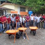 ENTREGAN HERRAMIENTAS Y REALIZAN FAENA EN LA COMUNIDAD DE LOS ARROYOS