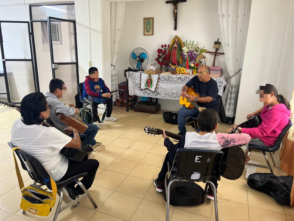 EN VACACIONES, CECADE PROMUEVE AL TALENTO LOCAL CON CURSO DE GUITARRA