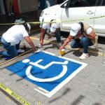 DAN MANTENIMIENTO A CAJONES PARA PERSONAS CON DISCAPACIDAD