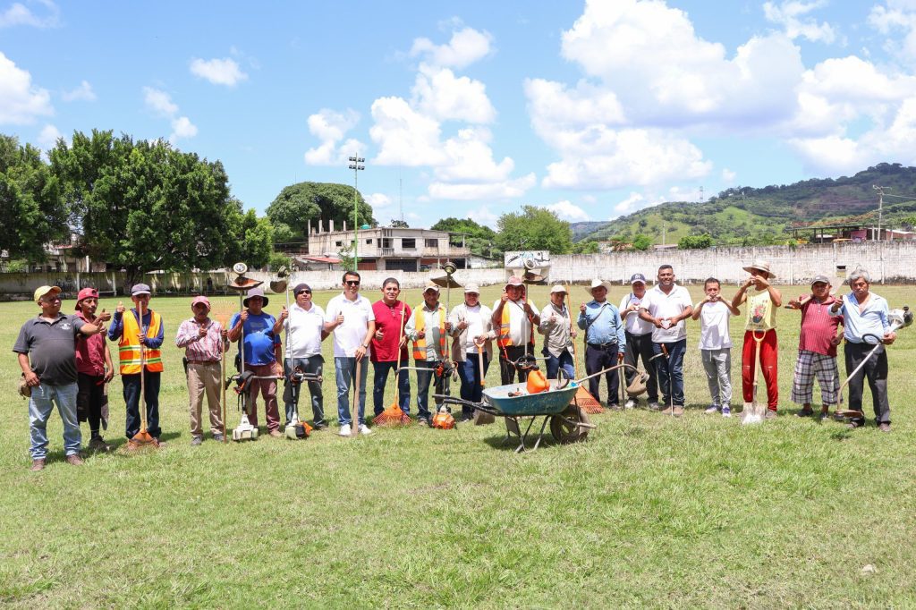 CON FAENA, RESCATAN CAMPO DEPORTIVO LINDORO HERNÁNDEZ DE LA CEIBA