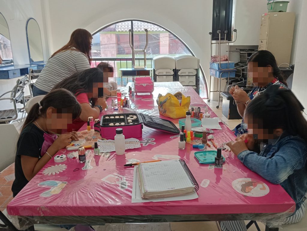 PEQUEÑOS APRENDEN A DECORAR UÑAS EN CURSO DE CECADE XICOTEPEC