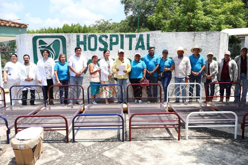 ENTREGA DE APOYOS Y FAENA EN HOSPITAL DE LA CEIBA PARA FORTALECER LA SALUD