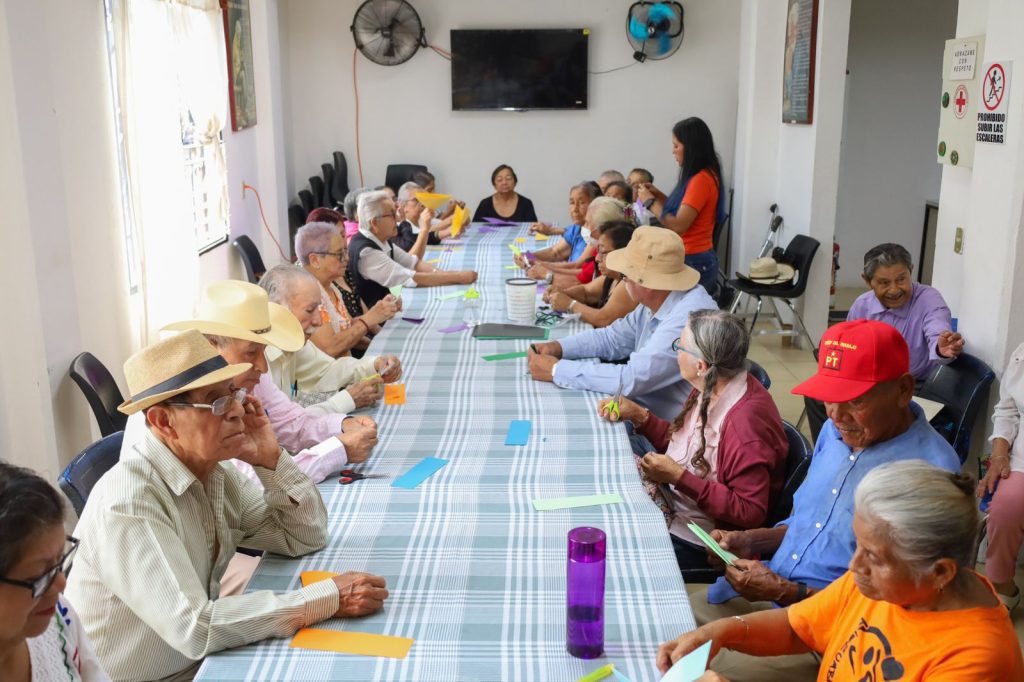 DIF IMPARTE TALLER DE ORIGAMI PARA ADULTOS MAYORES