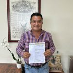 FIRMA PRESIDENTE CONTRATO PARA INSTALAR SEMÁFOROS EN XICOTEPEC