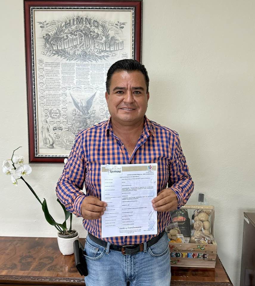 FIRMA PRESIDENTE CONTRATO PARA INSTALAR SEMÁFOROS EN XICOTEPEC