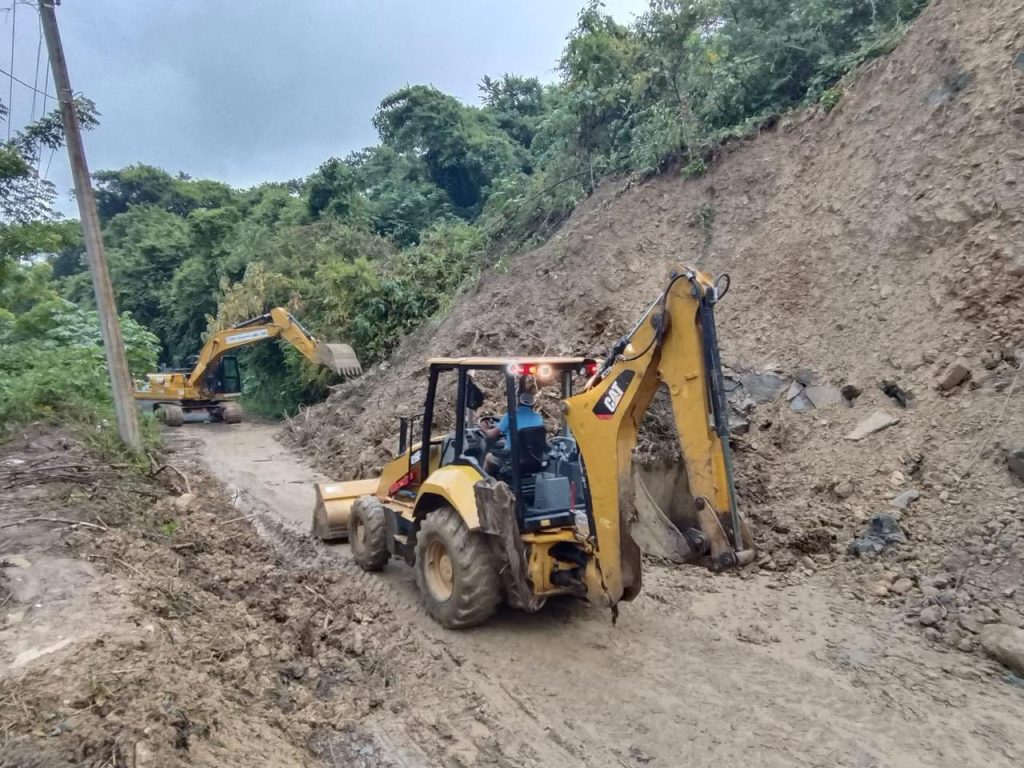 AVANZA REAPERTURA DEL CAMINO LA CEIBA-TLAXCALANTONGO TRAS DERRUMBE