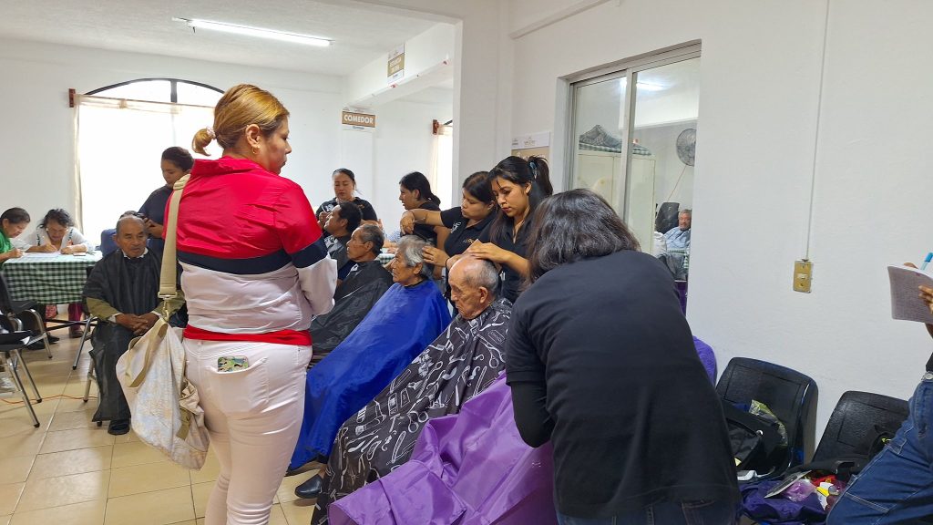 CONSIENTEN A ADULTOS MAYORES CON CORTES GRATUITOS DE CABELLO