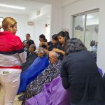 CONSIENTEN A ADULTOS MAYORES CON CORTES GRATUITOS DE CABELLO