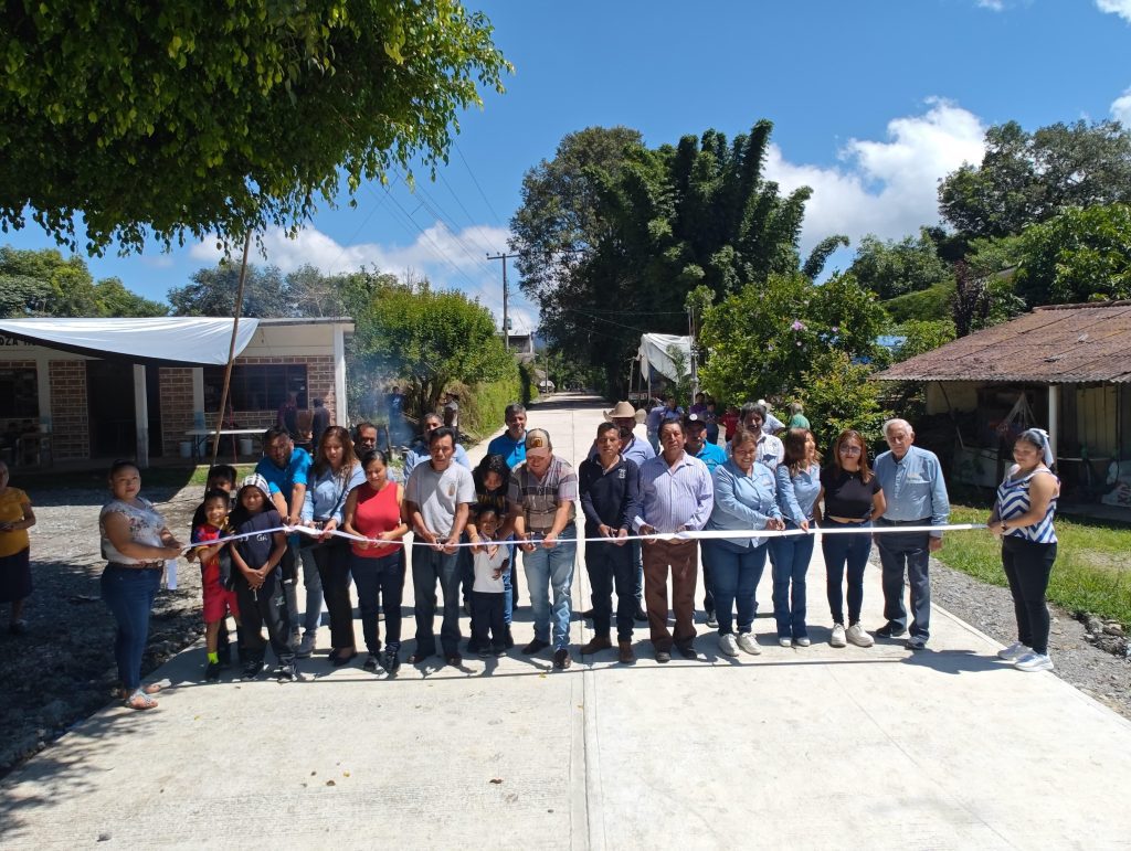 TRAS DOCE AÑOS, LA COMUNIDAD DE MONTE GRANDE ESTRENA PAVIMENTO