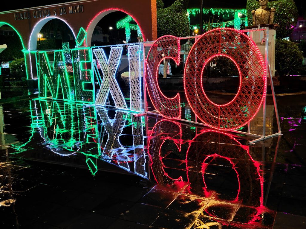 XICOTEPEC RECIBE SEPTIEMBRE CON ILUMINACIÓN DE FIESTAS PATRIAS
