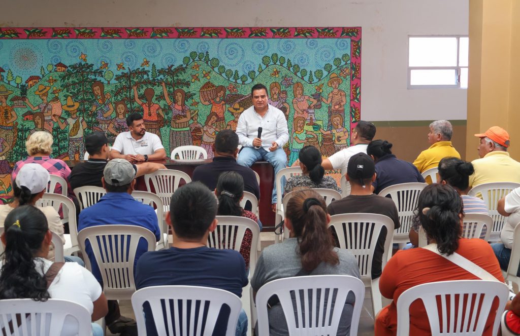 REUNIÓN CON COMERCIANTES PARA FOMENTAR ECONOMÍA Y TURISMO