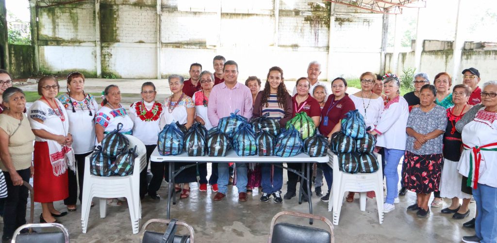 ENTREGA DE APOYOS Y CONVIVENCIA CON ADULTOS MAYORES DE SAN ISIDRO