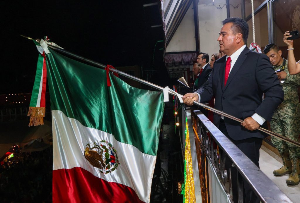 TRADICIONAL GRITO DE INDEPENDENCIA CONGREGÓ EN UNIDAD A LOS XICOTEPEQUENSES