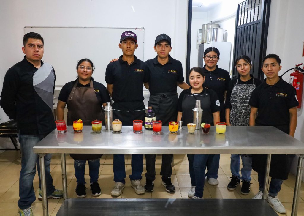 ALUMNOS DE GASTRONOMÍA DESARROLLAN HABILIDADES EN PREPARACIÓN DEL MEZCAL