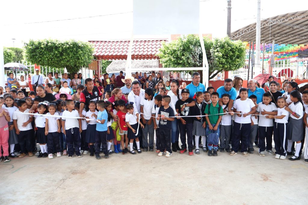 ENTREGAN TECHADO DE PRIMARIA VENUSTIANO CARRANZA EN TLAXCALANTONGO