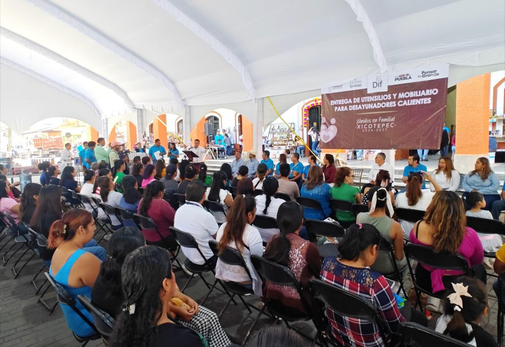 ENTREGAN EQUIPAMIENTO PARA DESAYUNOS CALIENTES A 11 ESCUELAS DE XICOTEPEC