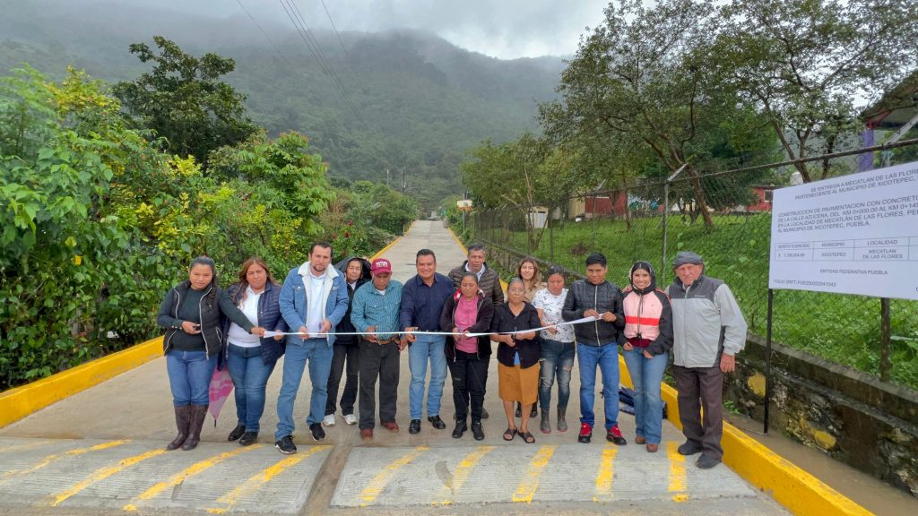 ENTREGAN PAVIMENTACIÓN DE CALLE EN MECATLÁN DE LAS FLORES