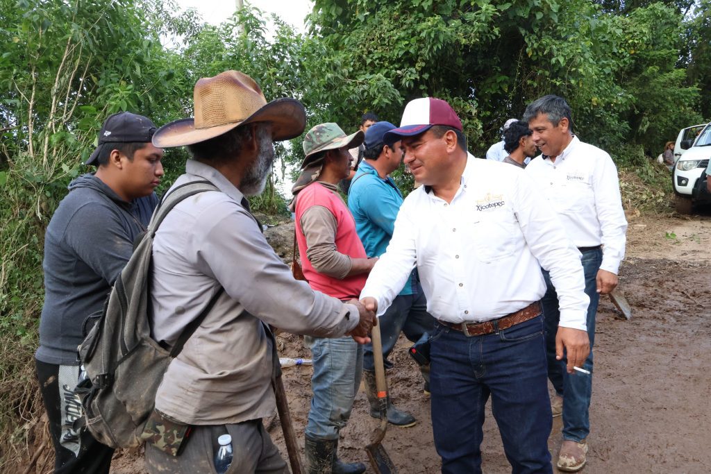 LLEGA EL APOYO A TLAPEHUALA TRAS REAPERTURA DEL CAMINO