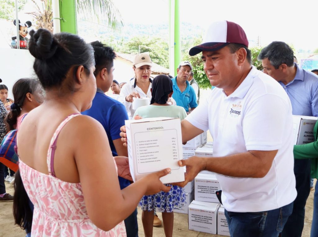 ENTREGAN DESPENSAS DEL SEDIF A FAMILIAS DE GILBERTO CAMACHO Y EL MAMEY