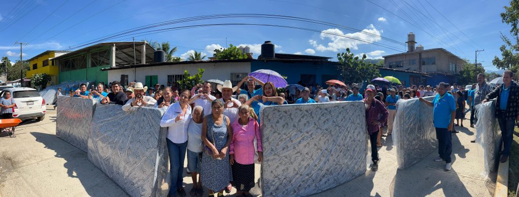 ENTREGAN COLCHONES A FAMILIAS DAMNIFICADAS EN LA CEIBA