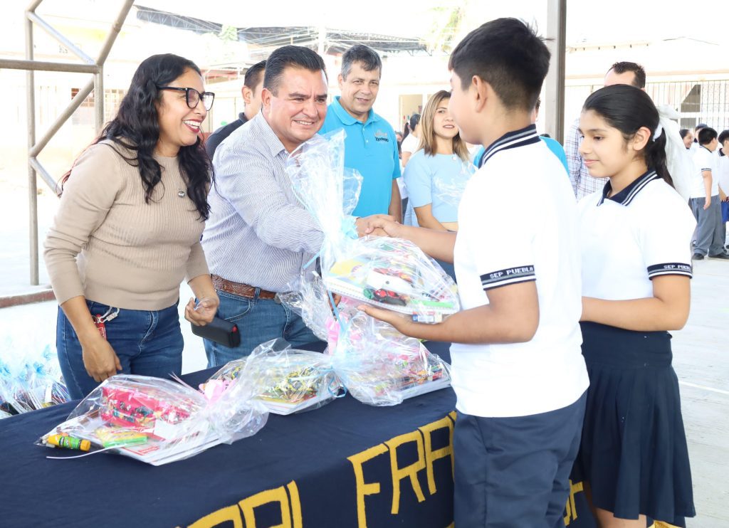 ENTREGAN ÚTILES ESCOLARES A NIÑAS Y NIÑOS DAMNIFICADOS POR LLUVIAS