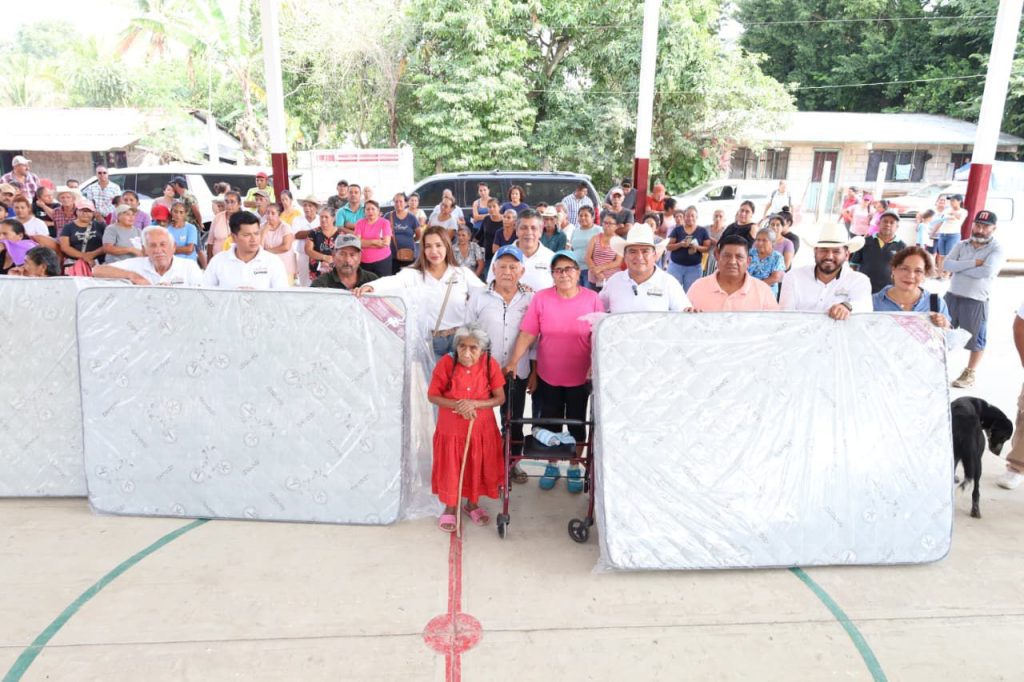 FAMILIAS DAMNIFICADAS DE EL TEPETATE RECIBEN COLCHONES TRAS DESASTRE