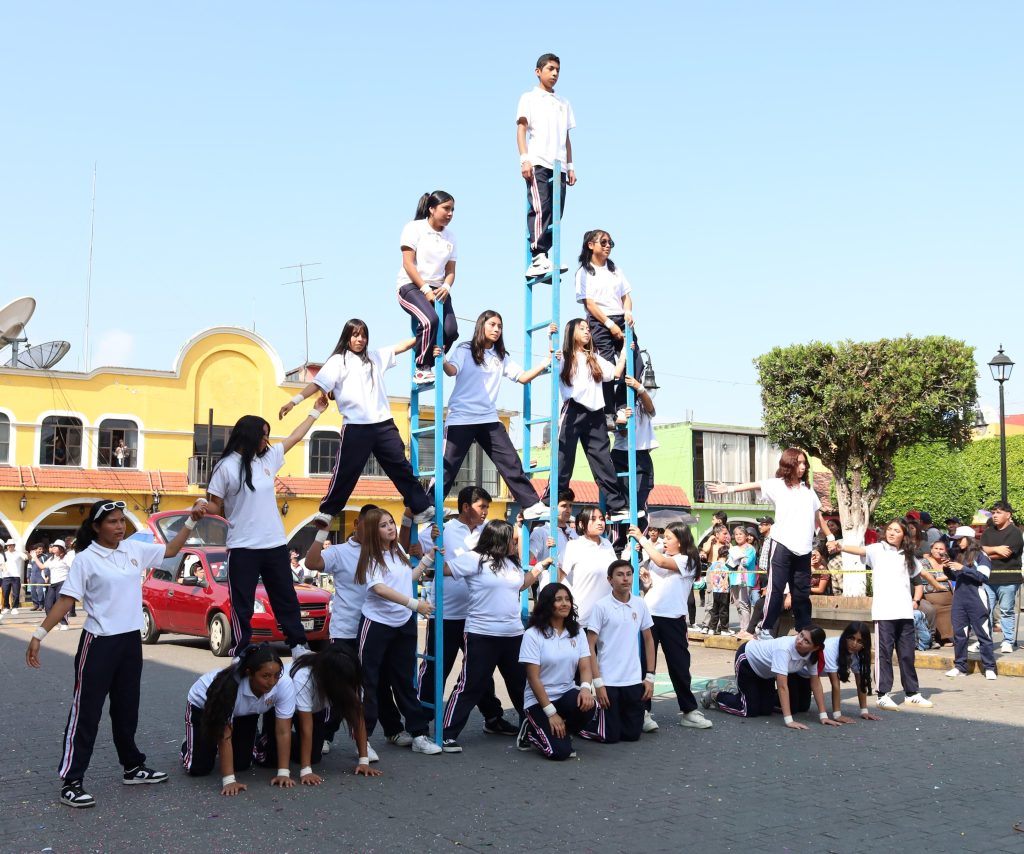 MÁS DE 30 CONTINGENTES DESFILARON POR ANIVERSARIO DE LA REVOLUCIÓN