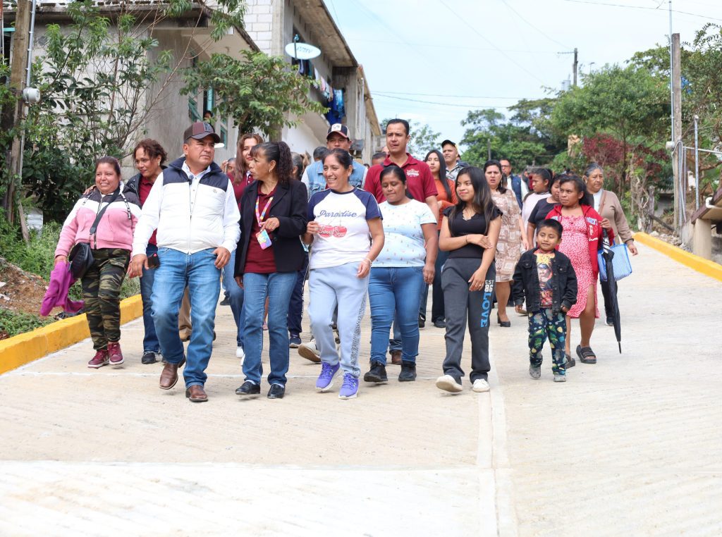 INAUGURAN PAVIMENTACIÓN EN OJO DE AGUA SEGUNDA SECCIÓN