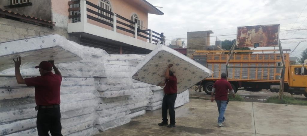 DONAN 222 COLCHONES A DAMNIFICADOS EN TERCERA ENTREGA