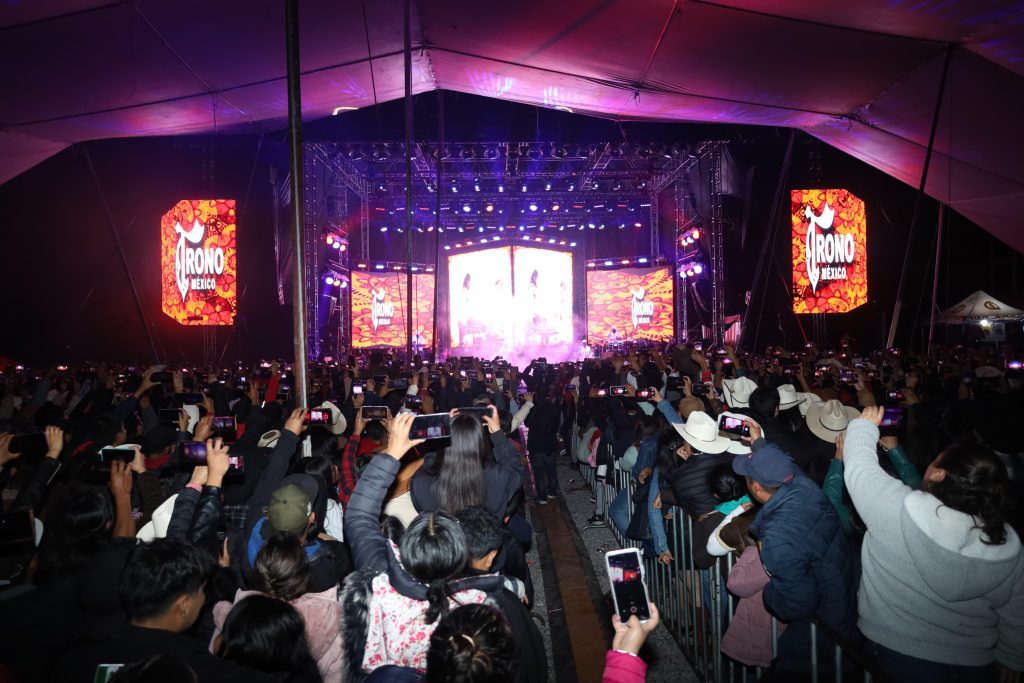 CIELO DE ESTRELLAS EN ANIVERSARIO DE PUEBLO MÁGICO CON EL TRONO DE MÉXICO