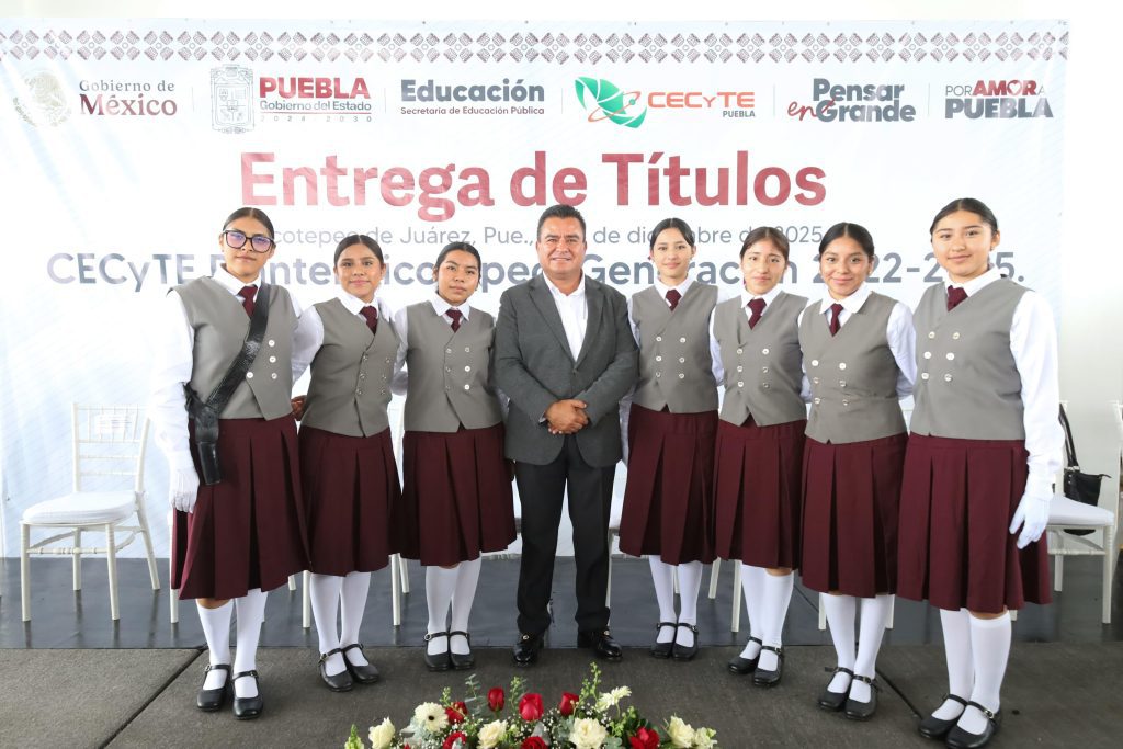 ALIENTAN A JÓVENES TITULADOS A TRAZAR SU FUTURO CON ESFUERZO