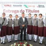 ALIENTAN A JÓVENES TITULADOS A TRAZAR SU FUTURO CON ESFUERZO